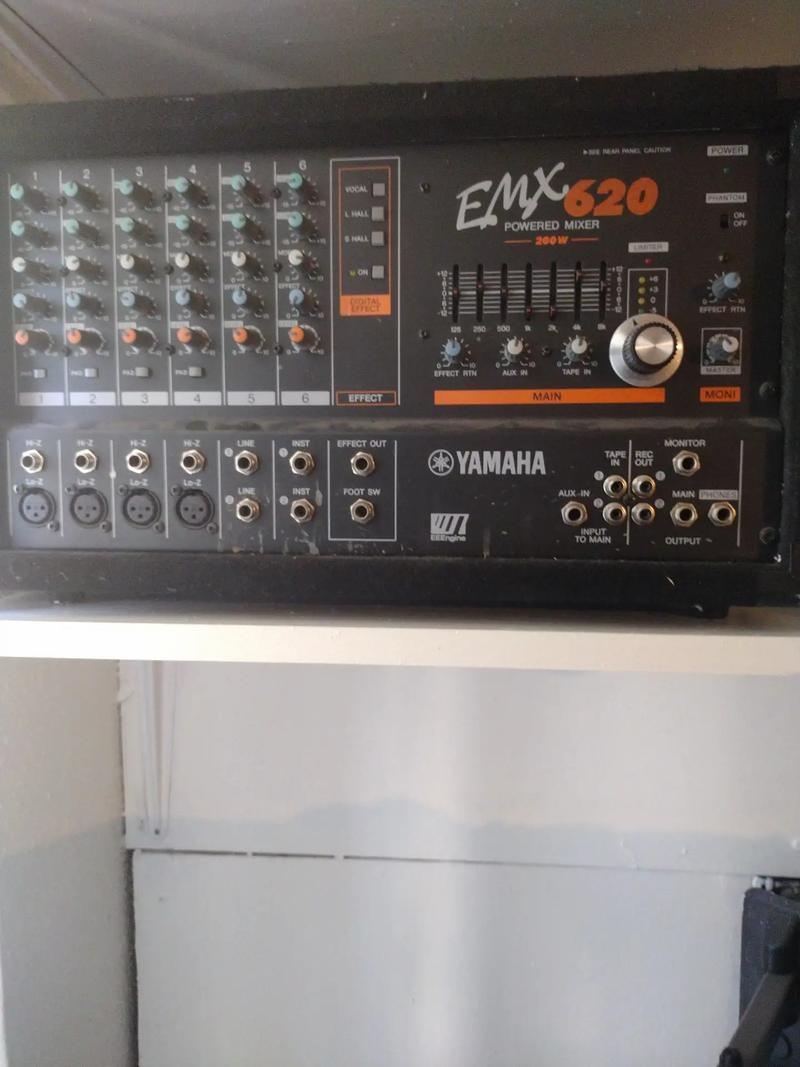 Yamaha emx 620 powered mixer 6 chan 200 wats ,2 legión sound speaker's