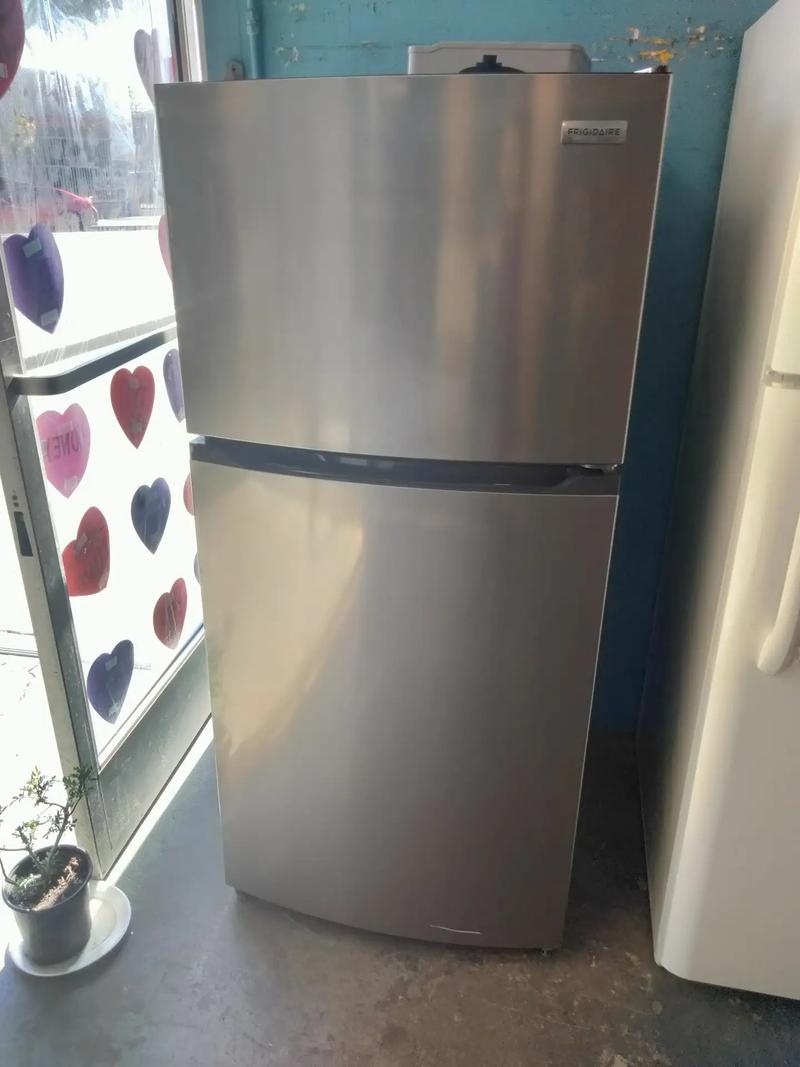 Frigidaire refrigerator for sale in Lynwood, CA 5miles Buy and Sell